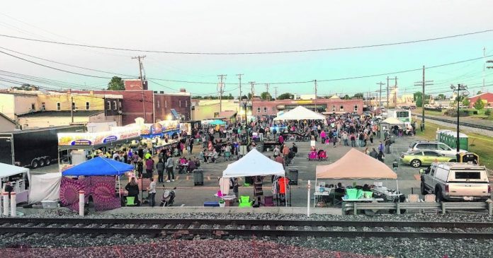 Spring festival with a variety of food, handicrafts and music

